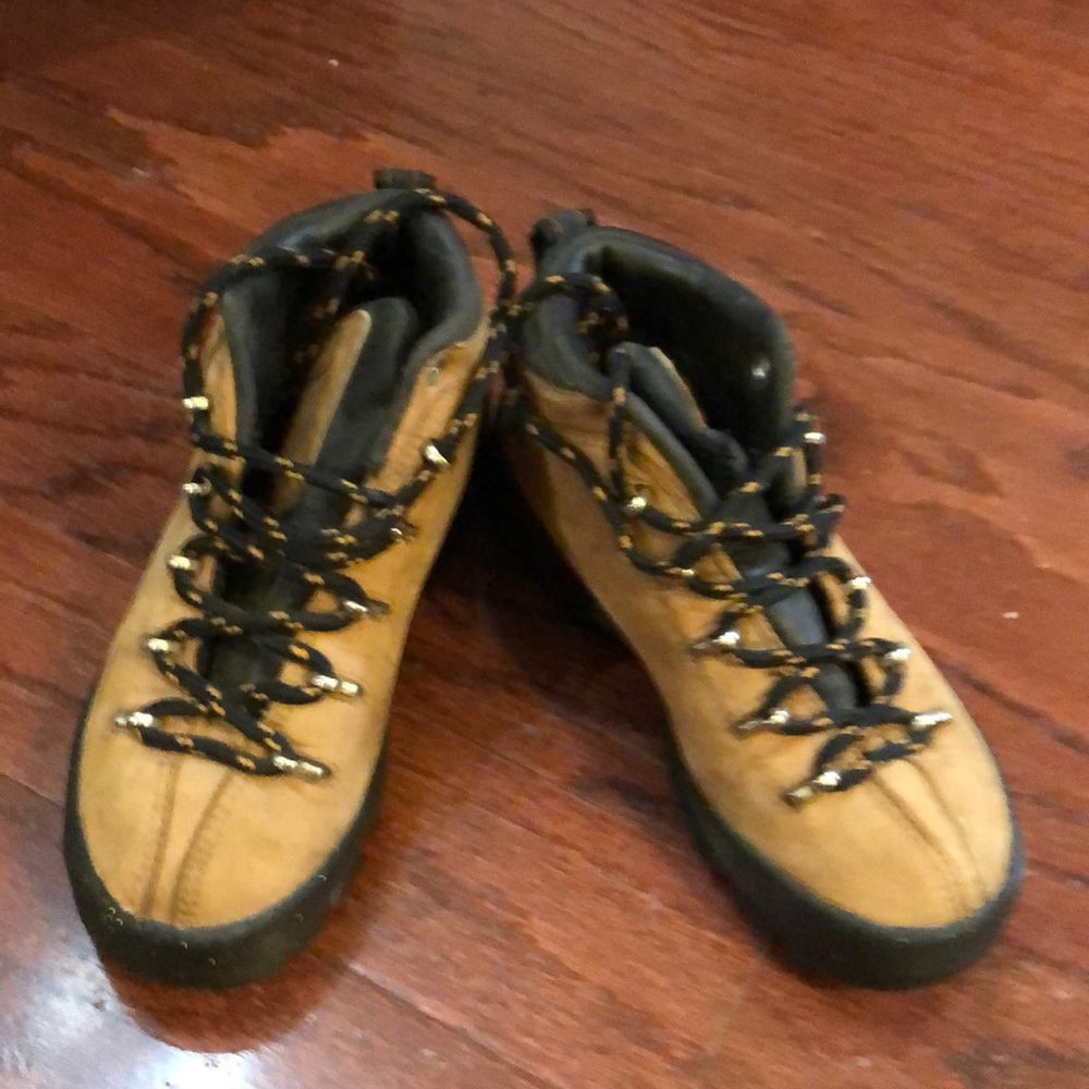 Nike boys high top boots, look like new size 1